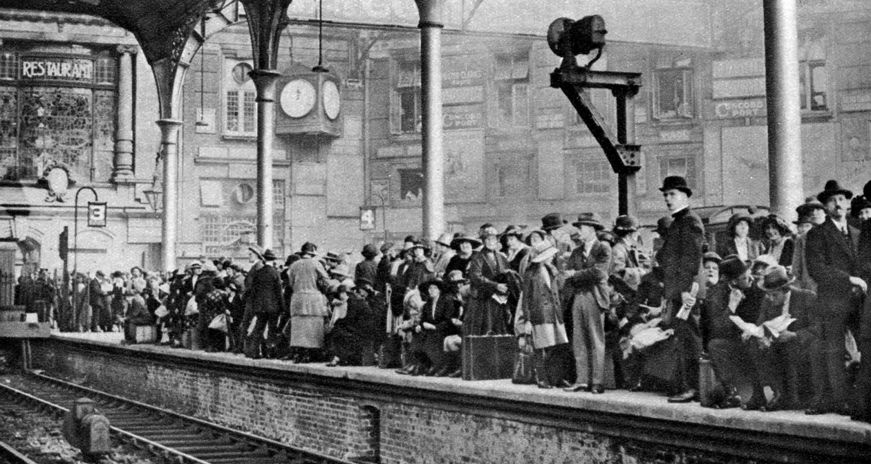 En helligdag som venter på et tog til Margate, London, 1926-1927 av Unbekannt