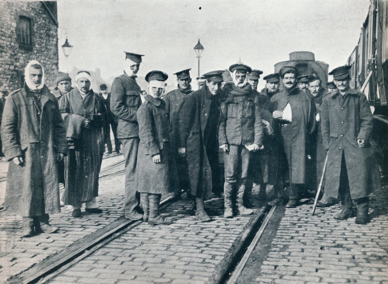 Et parti med Neuve Chapelle såret på en fransk jernbanestasjon, 1915 av Unbekannt