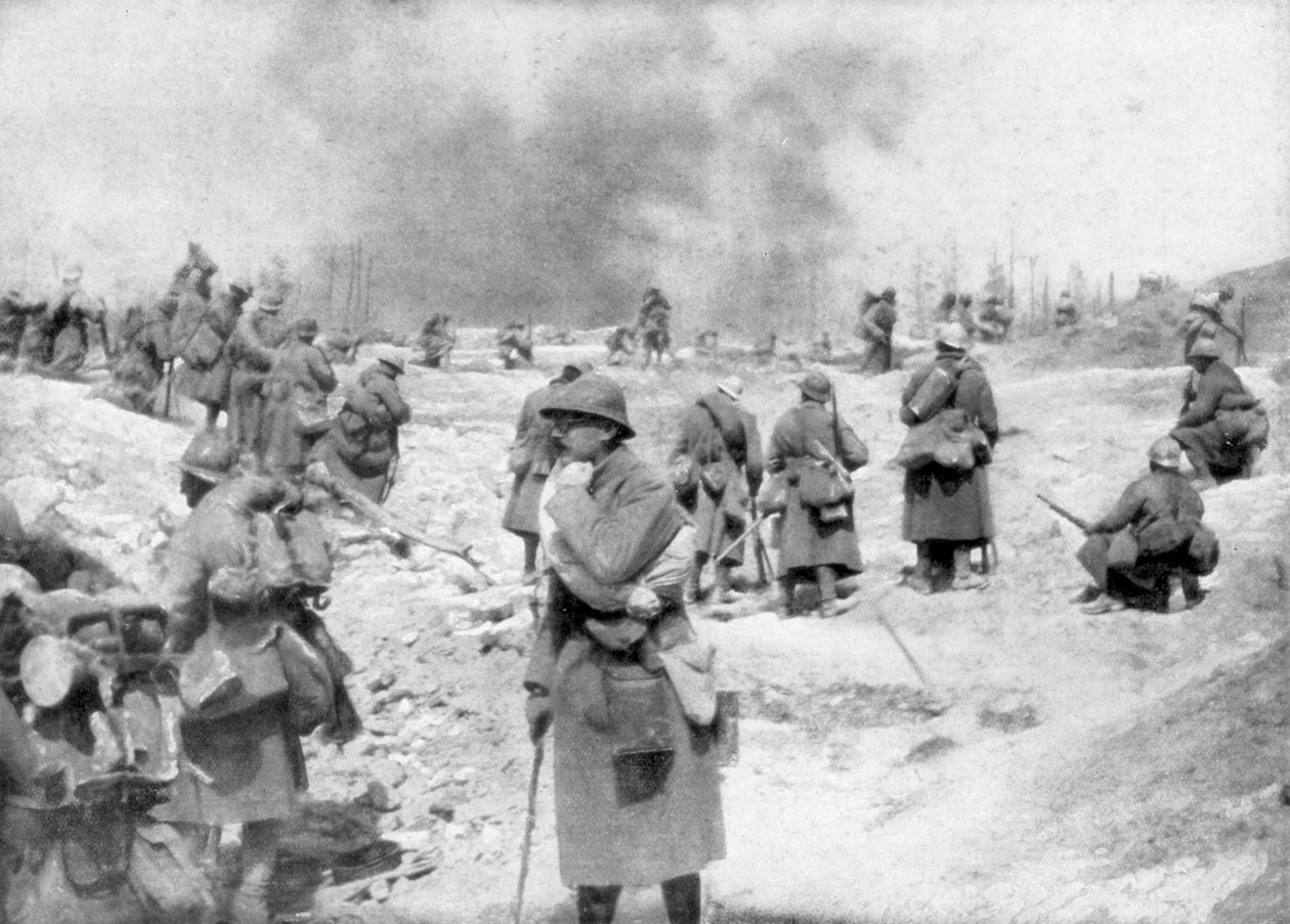 En bataljon som nærmer seg fronten, Mont Pertois, Frankrike, første verdenskrig, 20. april 1917 av Unbekannt