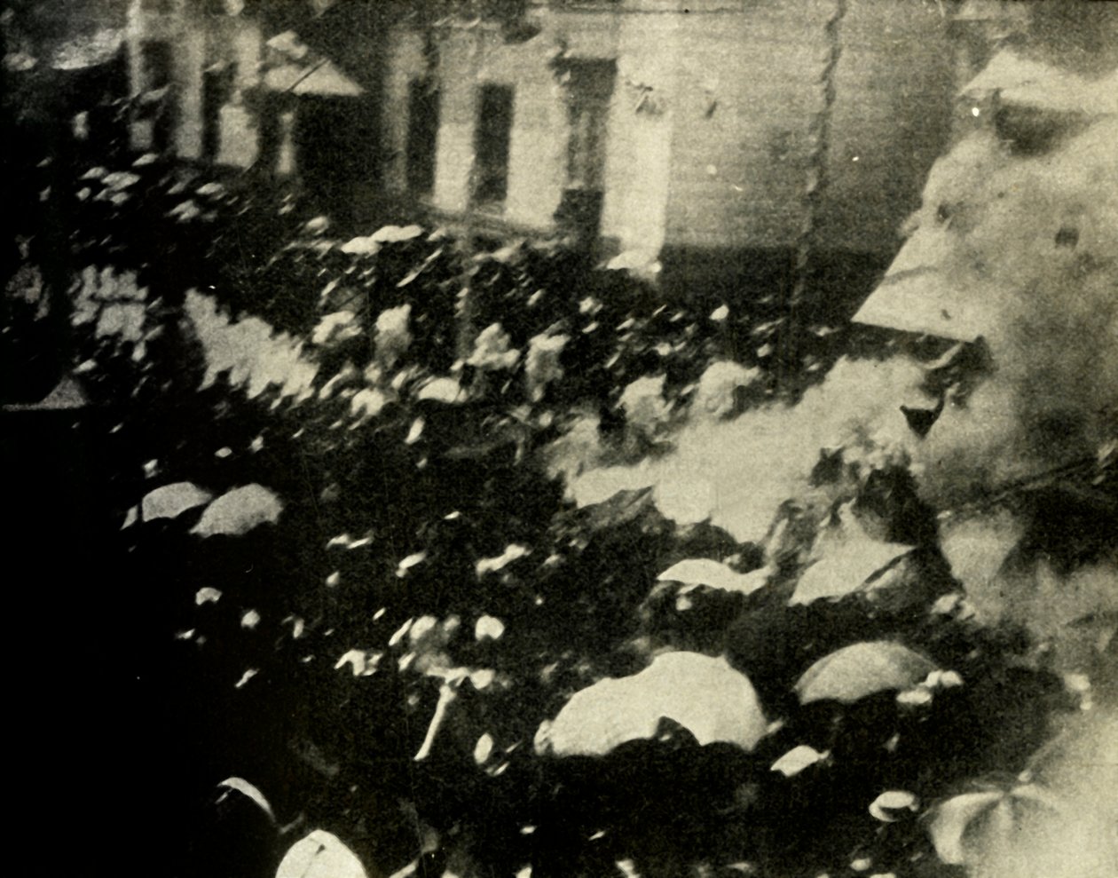 En bombe eksploderer på dagen for bryllupet til kongen og dronningen av Spania, Madrid, 1906, 1910. av Unbekannt
