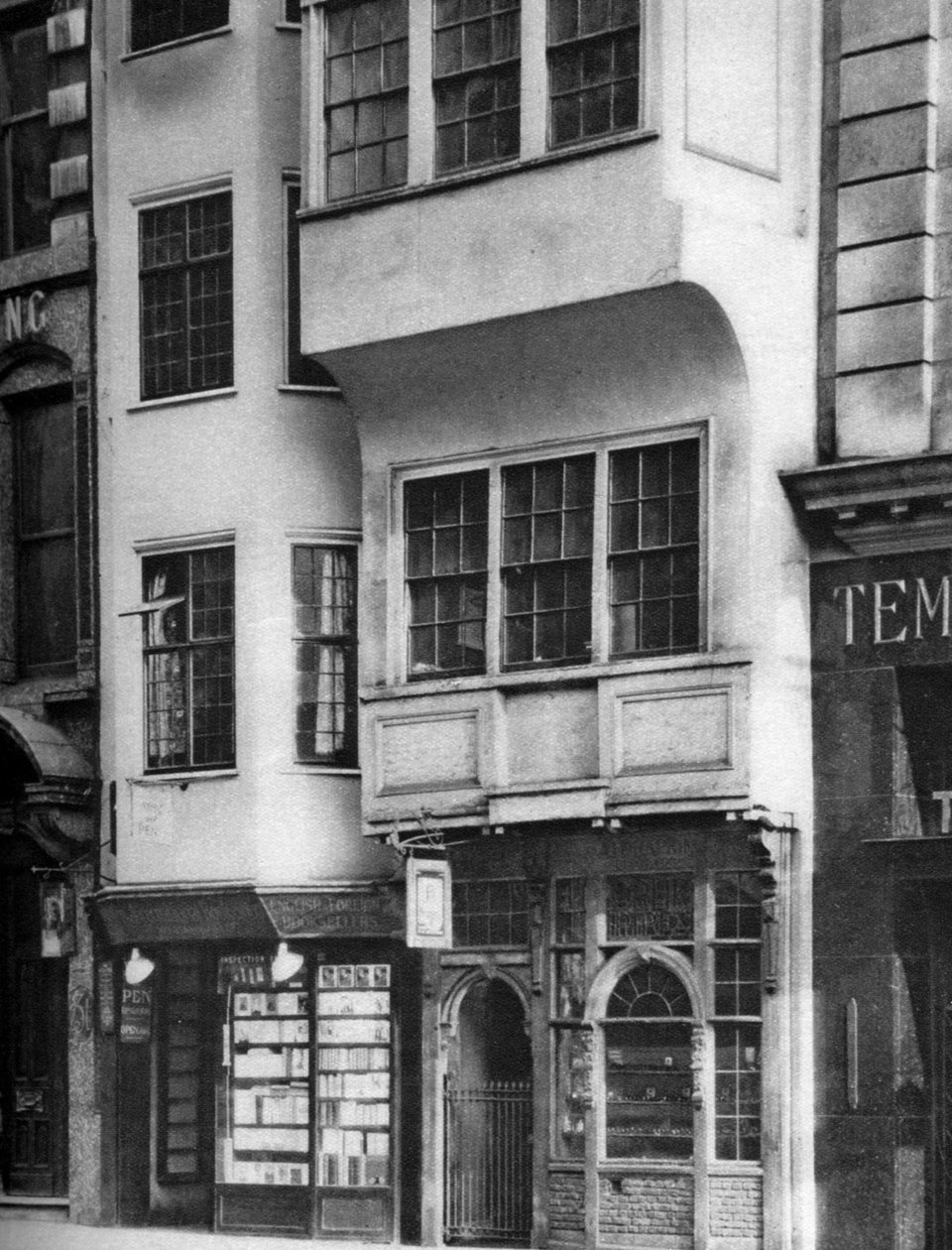 En bokhandel og tobakksforretninger i Strand, London, 1926-1927 av Unbekannt