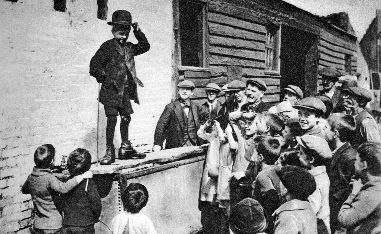 En spirende Charlie Chaplin-beundrer, østenden av London, 1926-1927 av Unbekannt