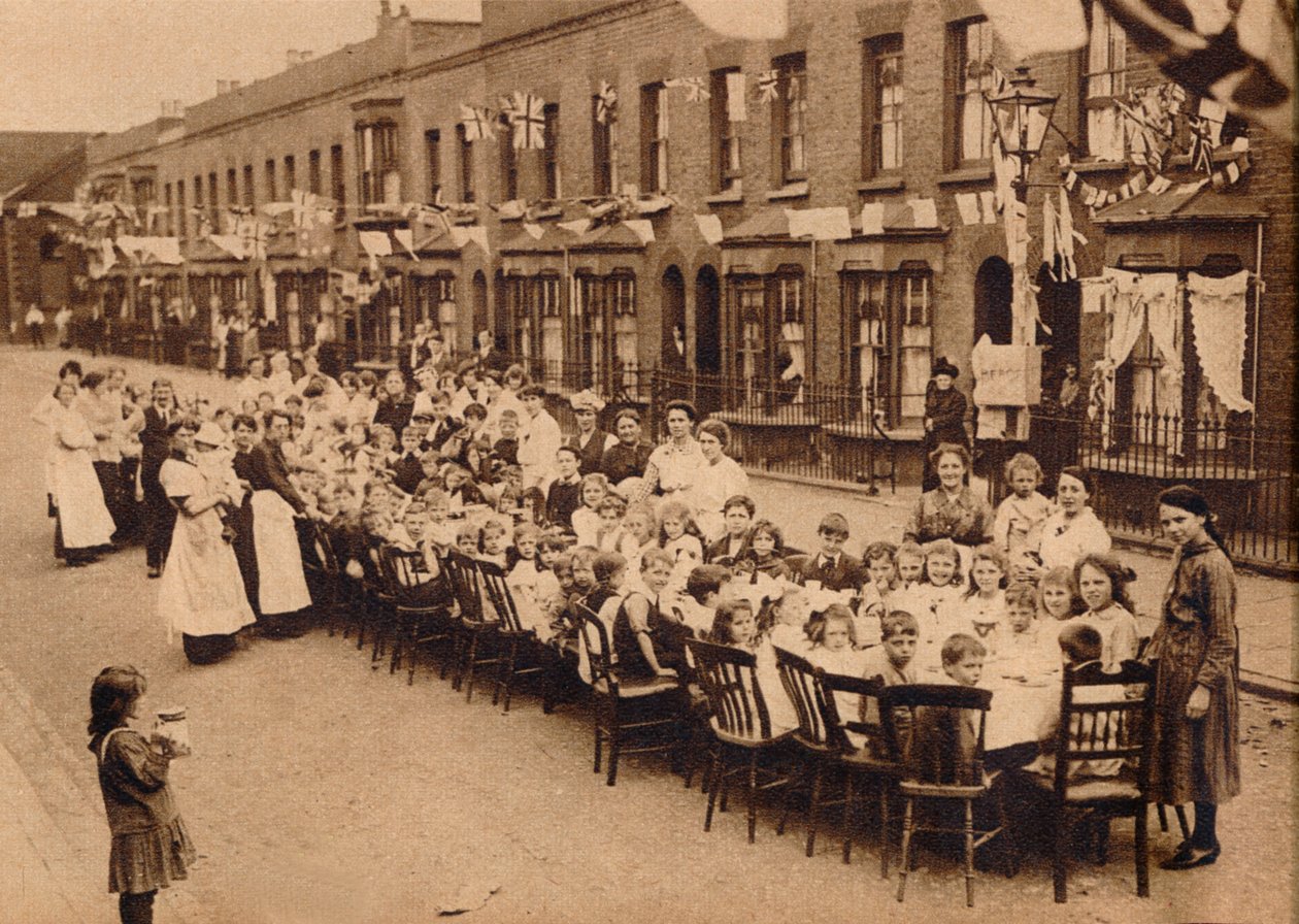 Et teselskap for barn i en East End Street i London, for å feire Versailles-traktaten på&t av Unbekannt