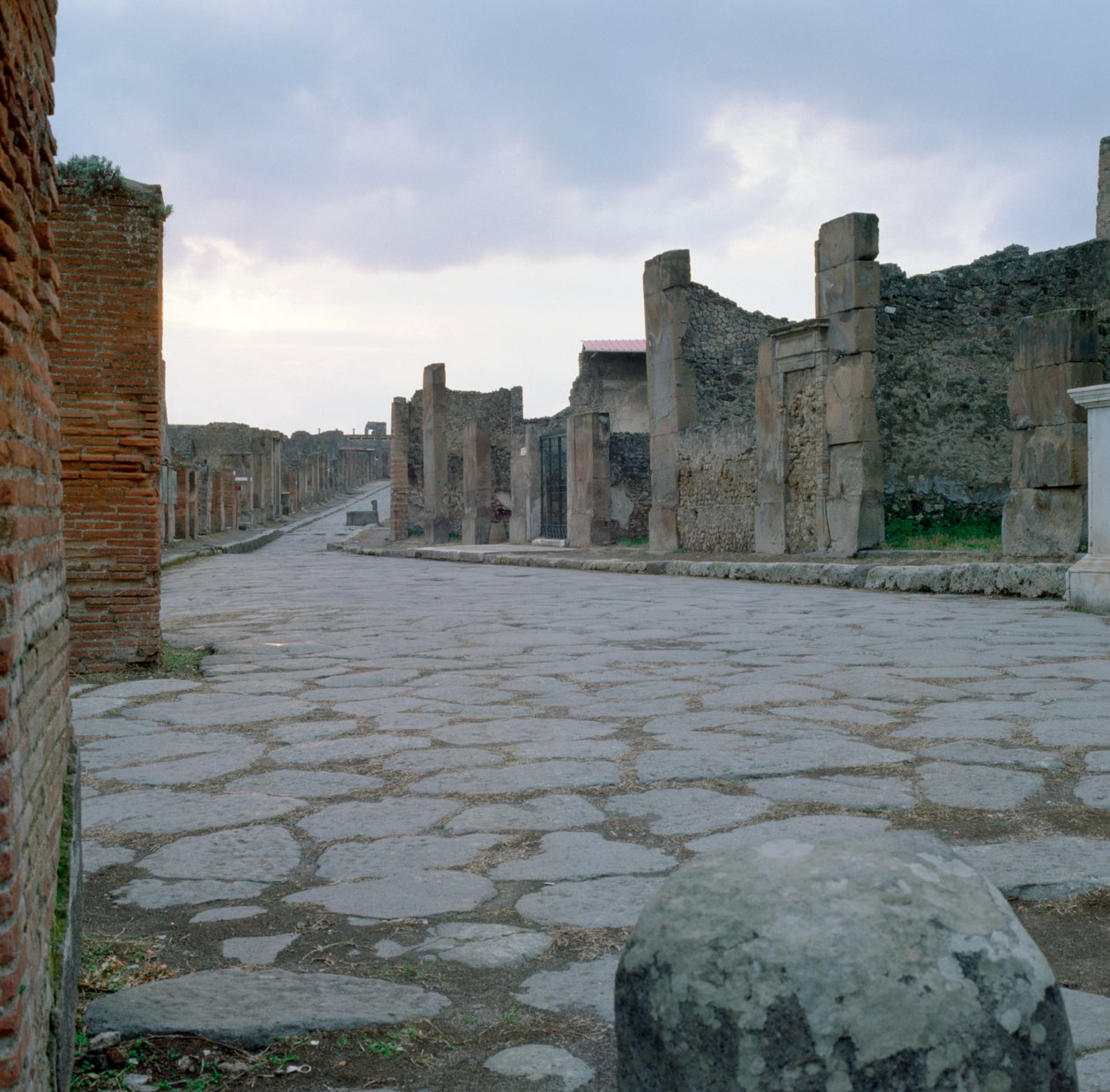En brosteinsbelagt romersk vei i Pompeii, Italia av Unbekannt