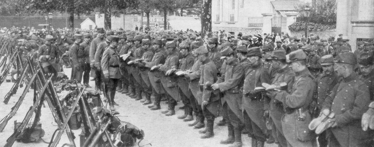 En oberst sjekker soldatstøvlene sine, Saint-Francois-Xavier, Paris, Frankrike, august 1914 av Unbekannt