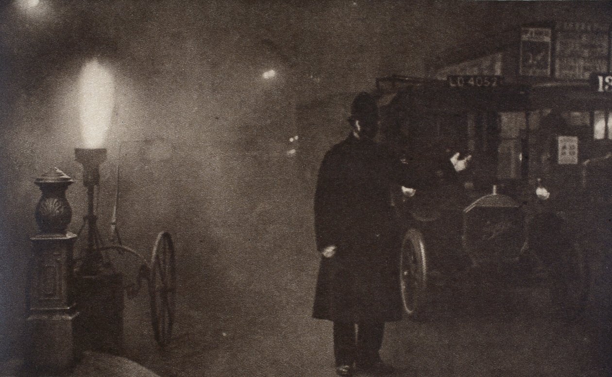 En konstabel som dirigerer trafikken i tåken, London, c1910-c1920s av Unbekannt