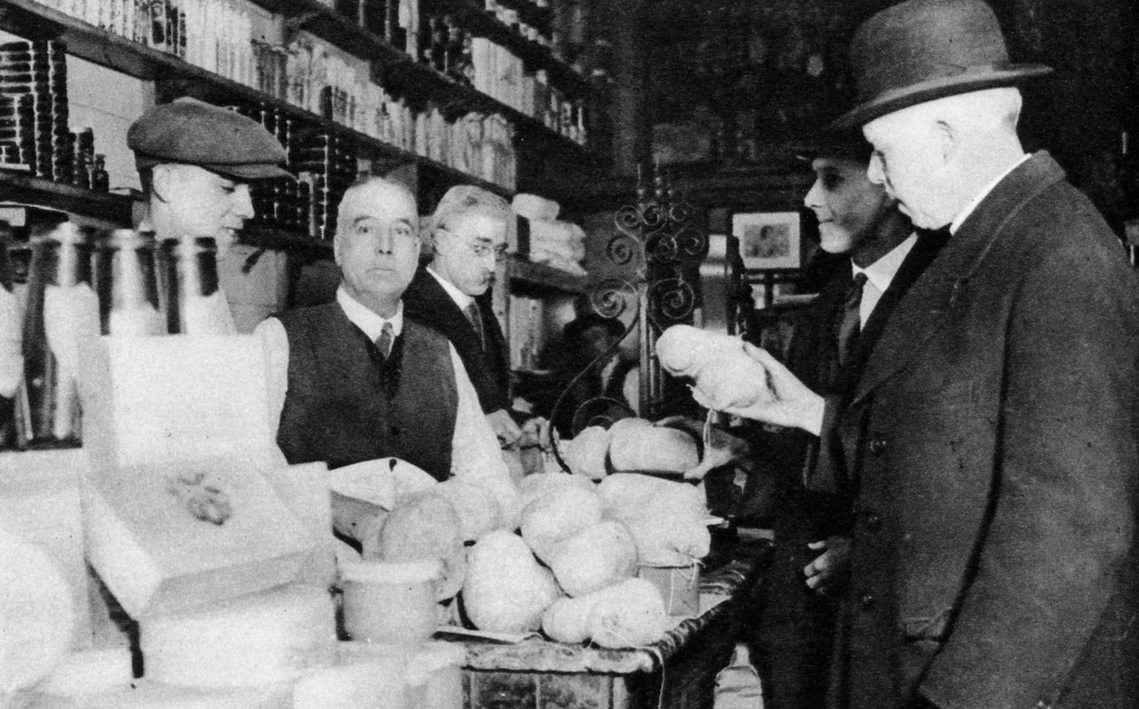 En kunde inspiserer en haggis, London, 1926-1927 av Unbekannt