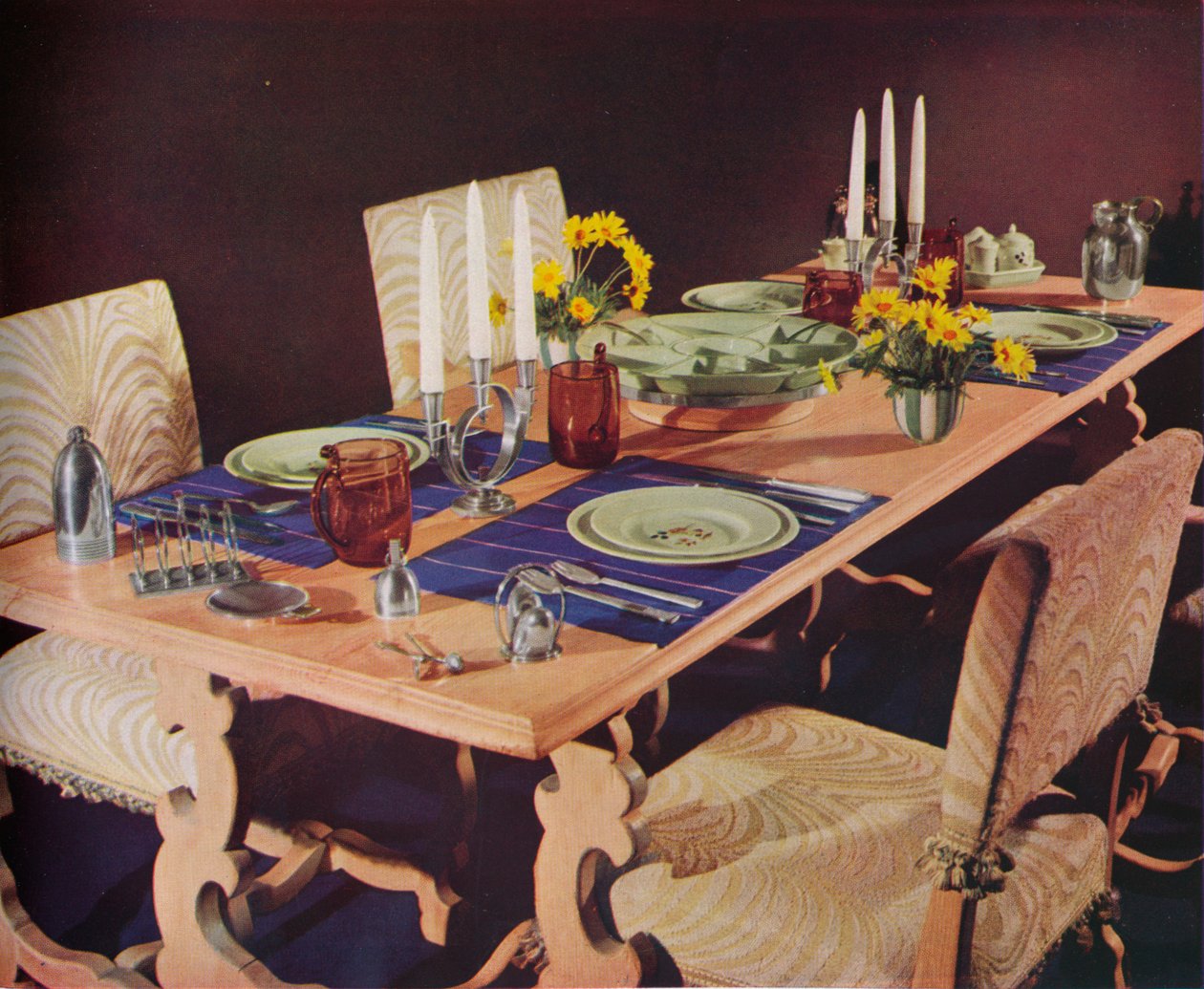 Et spisebord, c1939 av Unbekannt
