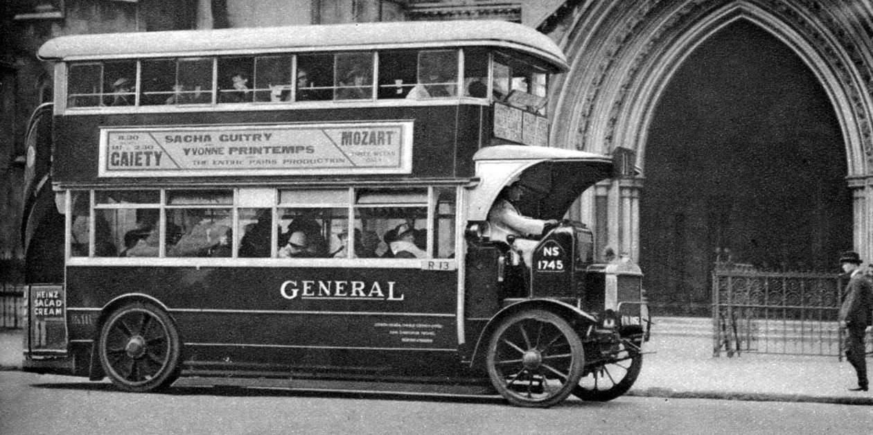 En dobbeltdekker buss som står utenfor Law Courts, London, 1926-1927 av Unbekannt
