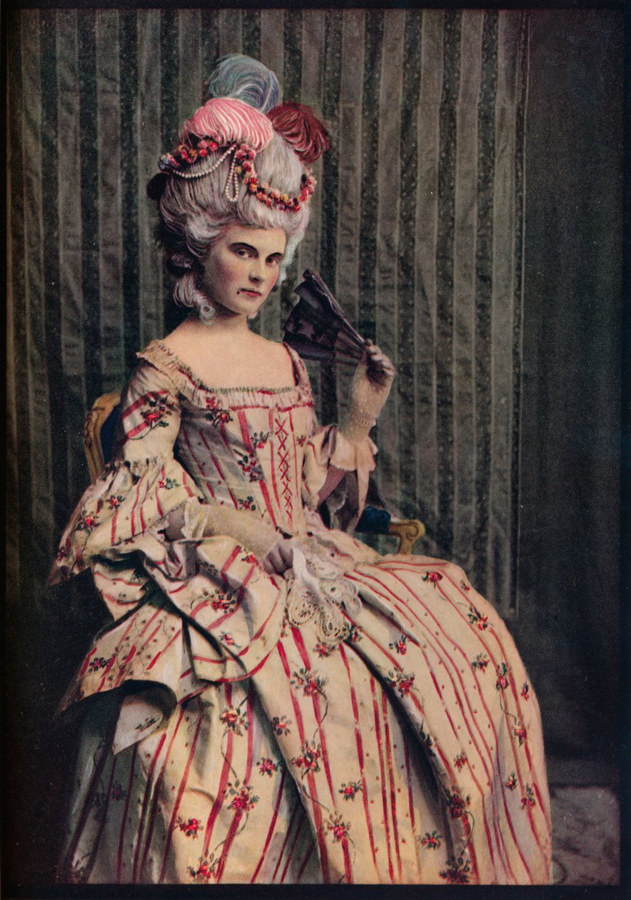 En kjole av sjarmerende proporsjoner i vakker fransk brokade. Periode 1775-85, c1913 av Unbekannt