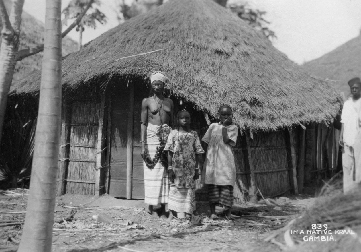 En familie foran hjemmet sitt, Gambia, 1900-tallet av Unbekannt