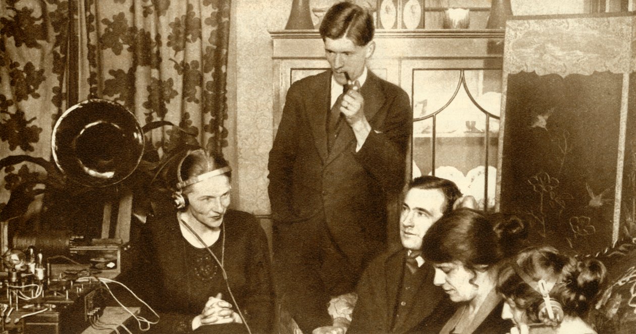 En familie som lytter til resultatene av stortingsvalget i 1923, 1935. av Unbekannt