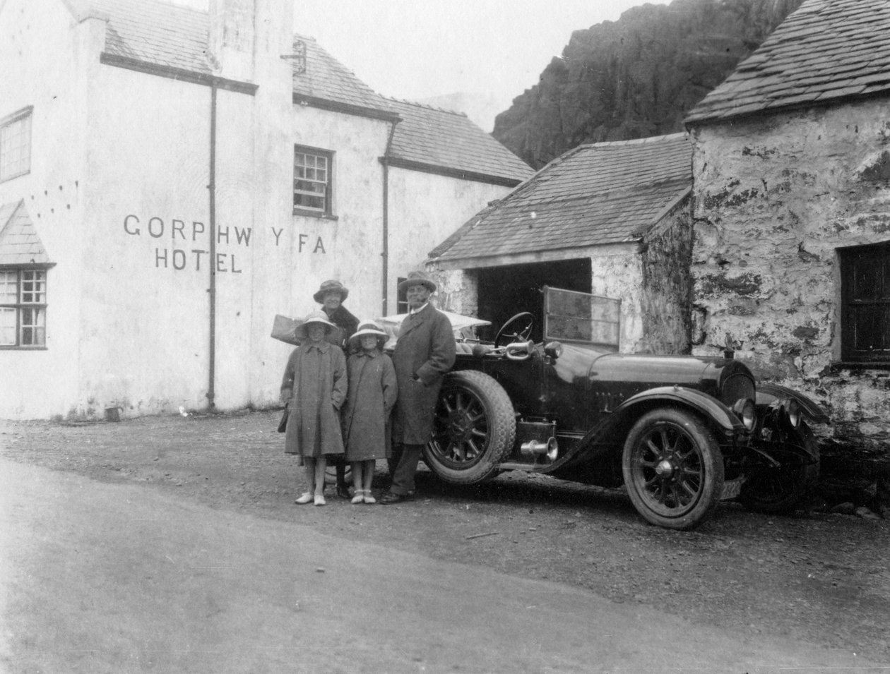En familie som står ved siden av bilen sin, Gorphwysfa Hotel, North Wales, c1920-c1930s av Unbekannt