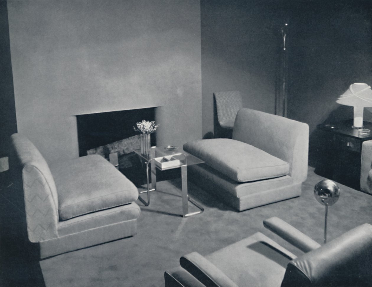 En peisgruppe i en stue designet av Russel Wright, 1935 av Unbekannt