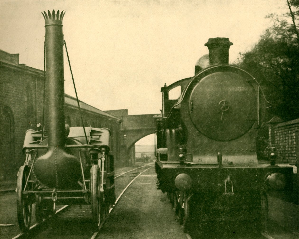 En fullstørrelsesmodell av Stephensons Rocket sammen med en motor fra George the Fifth-klassen, Londo av Unbekannt