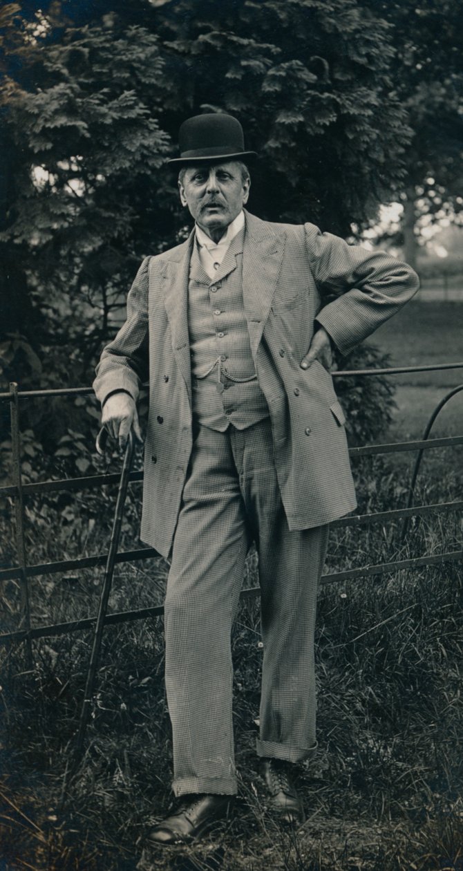 En gentleman iført dress og bowlerhatt c1910 av Unbekannt