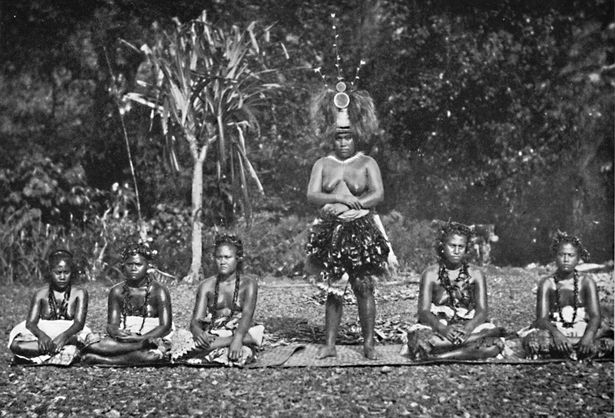 En gruppe samoanske dansende kvinner i full kostyme, 1902 av Unbekannt
