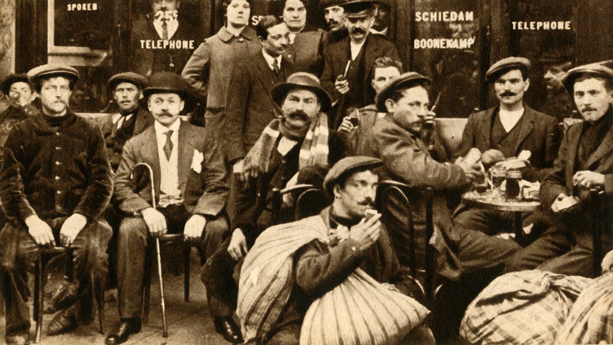 En gruppe flyktningfeltarbeidere på en kafé i Paris, første verdenskrig, 1914-1918, 1933. av Unbekannt