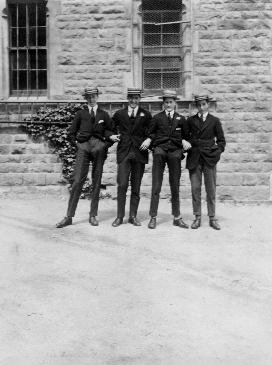En gruppe skolegutter eller elever fra 1900-1930-tallet av Unbekannt