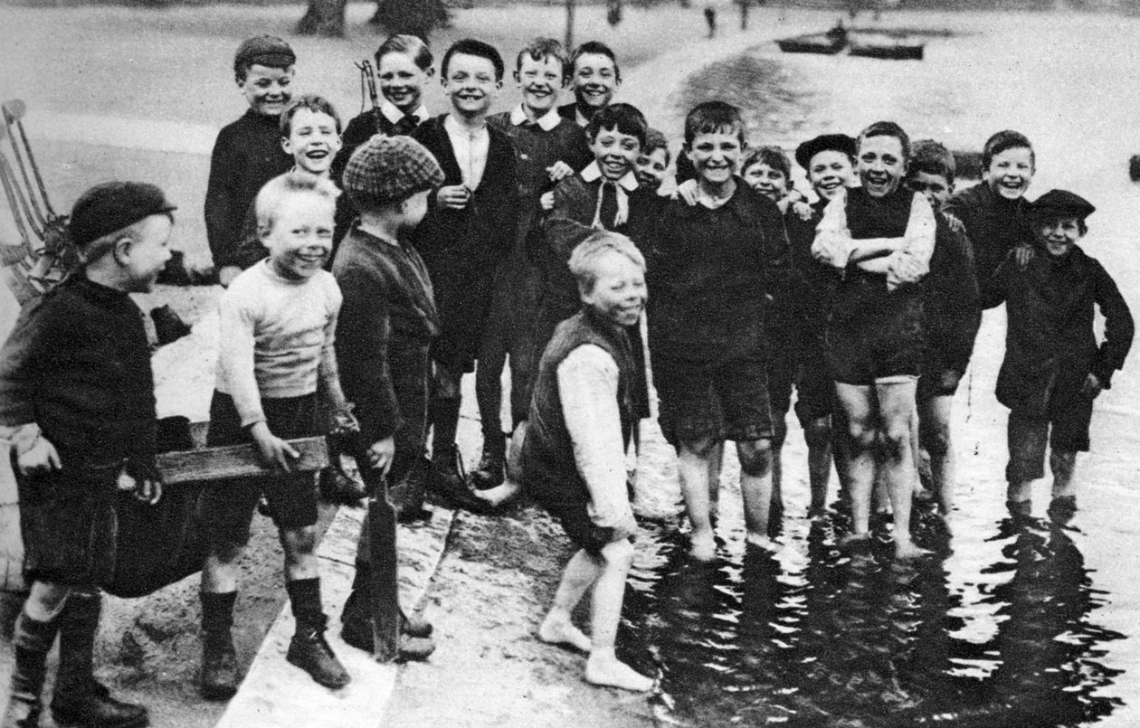 En gruppe sommerpadlere i Serpentine, London, 1926-1927 av Unbekannt