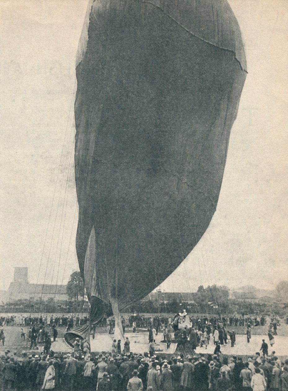 En stor ballong var nødvendig for professor Piccards oppstigning, c1936 c1937 av Unbekannt