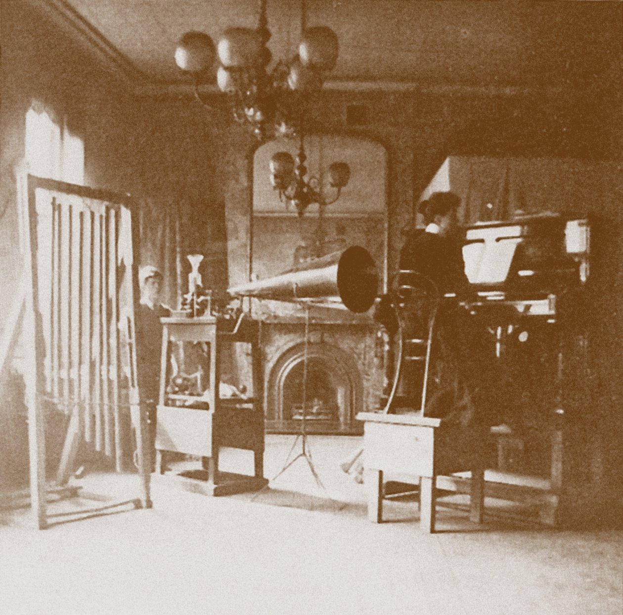 En damepianist ved det første Emil Berliner-studioet i London, Cockburn Hotel, 1898 av Unbekannt