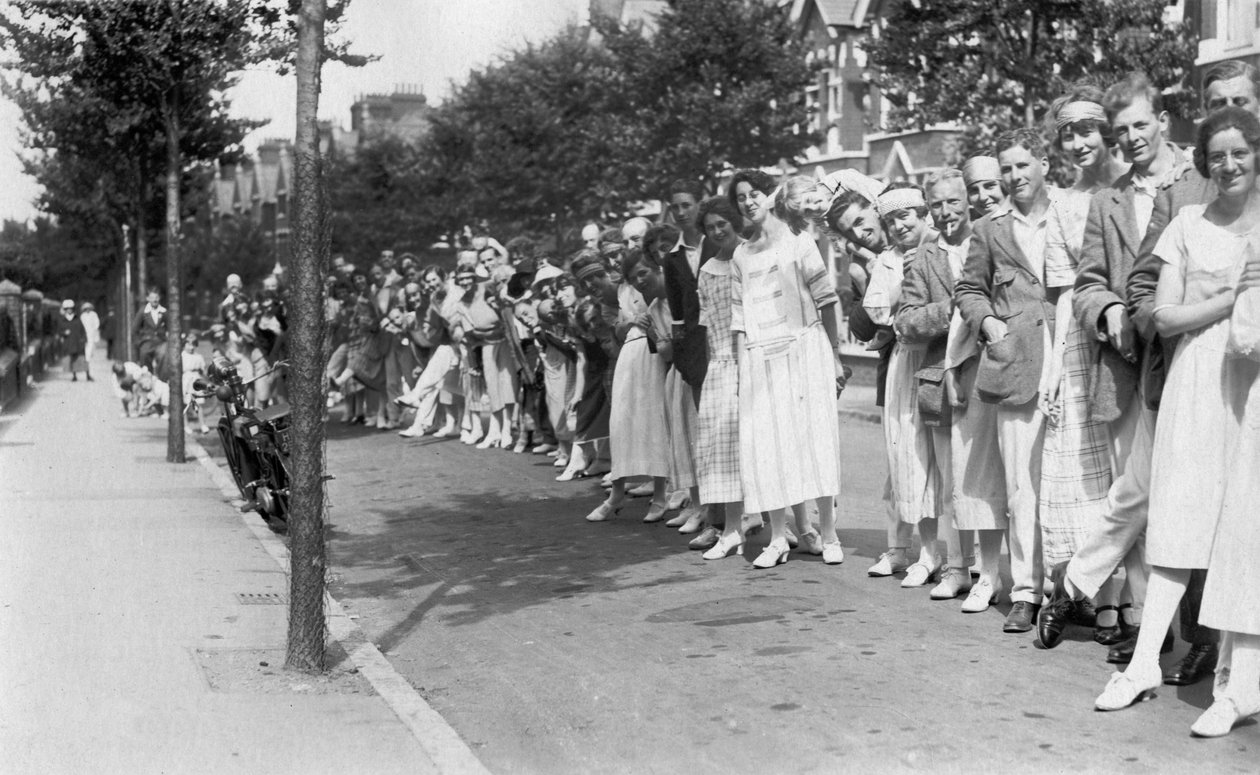 En rekke mennesker, ca 1920-tallet av Unbekannt