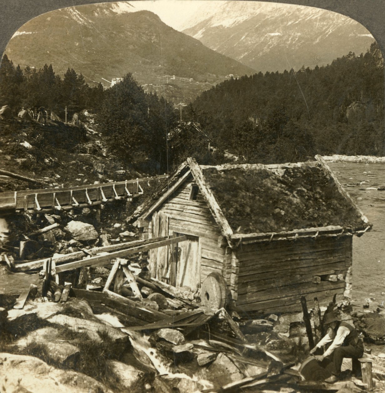 En tømmermølle og en vannhjulslipestein, ved Stalheimselva, Nærdal, ca 1905. av Unbekannt