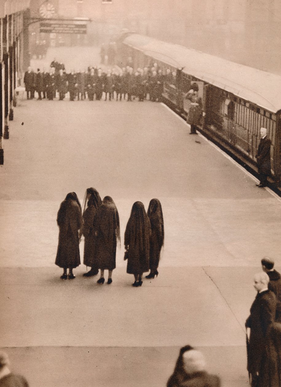En ensom gruppe kongelige sørgende: Queen Mary med Princess Royal, 1936. av Unbekannt