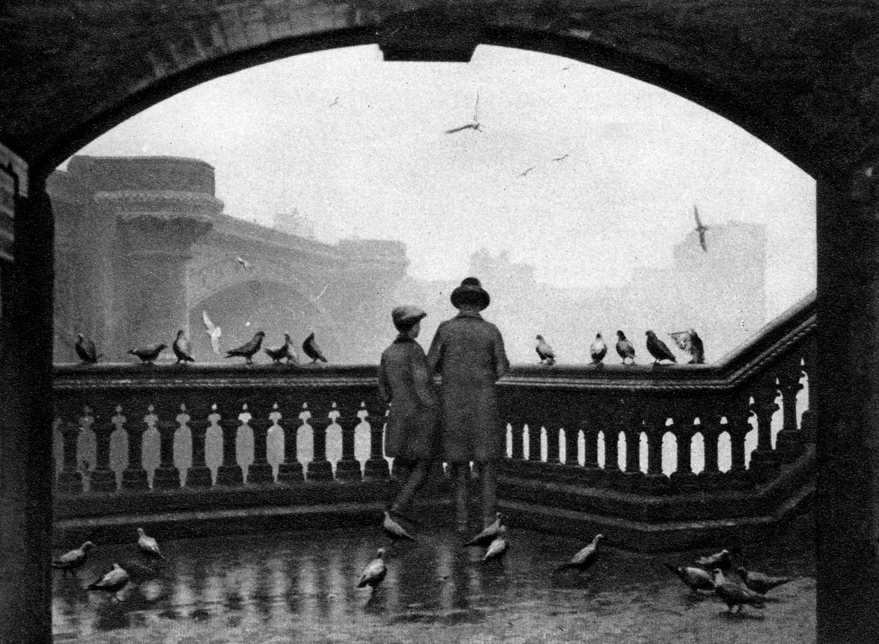 En mann og en gutt mater fuglene ved Blackfriars Bridge, London, 1926-1927 av Unbekannt