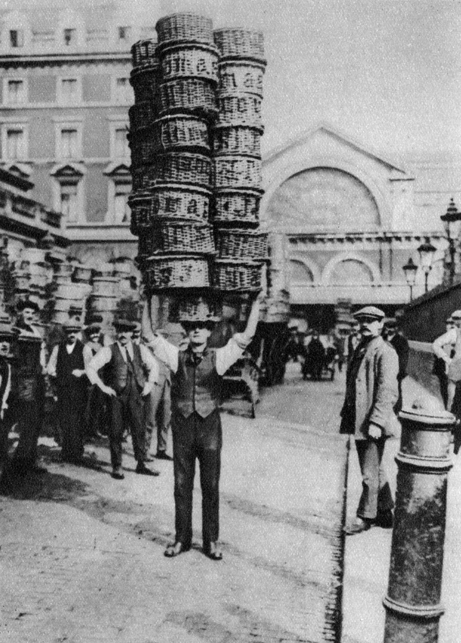 En mann som bærer mange kurver på hodet, Covent Garden, London, 1926-1927 av Unbekannt