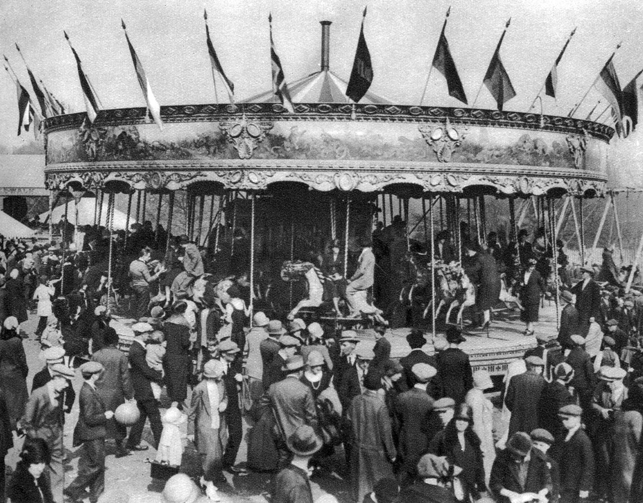 En karneval på Hampstead Heath, London, 1926-1927, en del av et karneval på en helligdag av Unbekannt