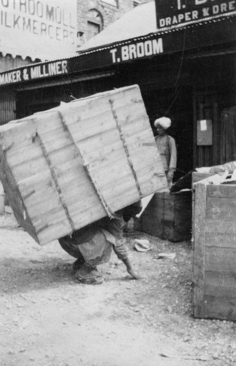 En portør som løfter en stor last, Chakrata, India, 1917 av Unbekannt