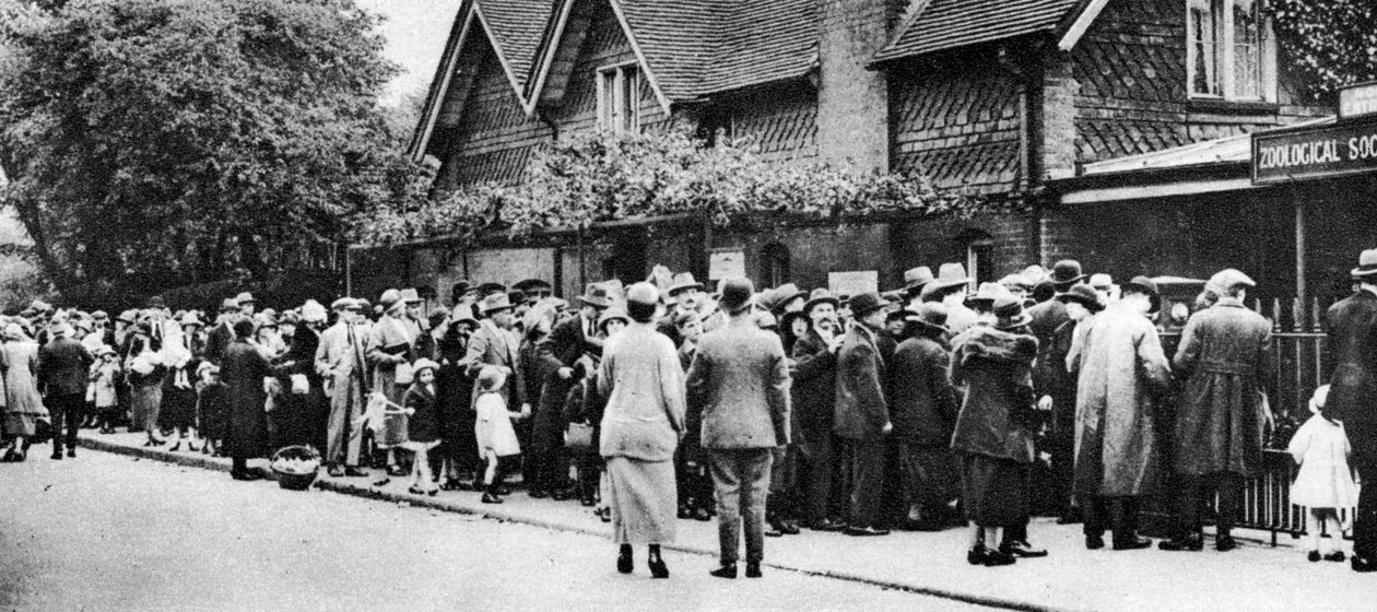 En kø til dyrehagen på en nasjonal helligdag, London, 1926-1927 av Unbekannt
