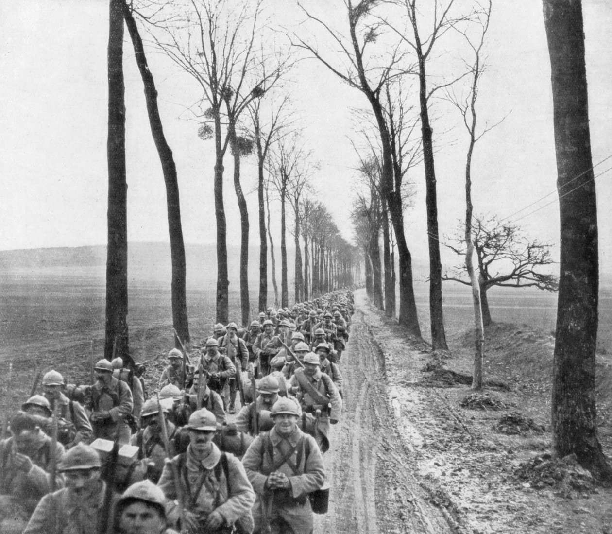 Et regiment med fransk infanteri som går til fronten, Frankrike, 30. mars 1918 av Unbekannt
