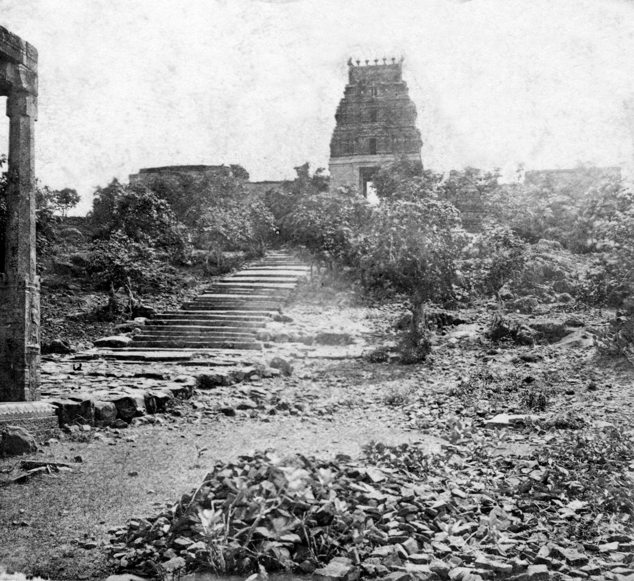 Et ødelagt tempel nær Madras, India, 1874 av Unbekannt