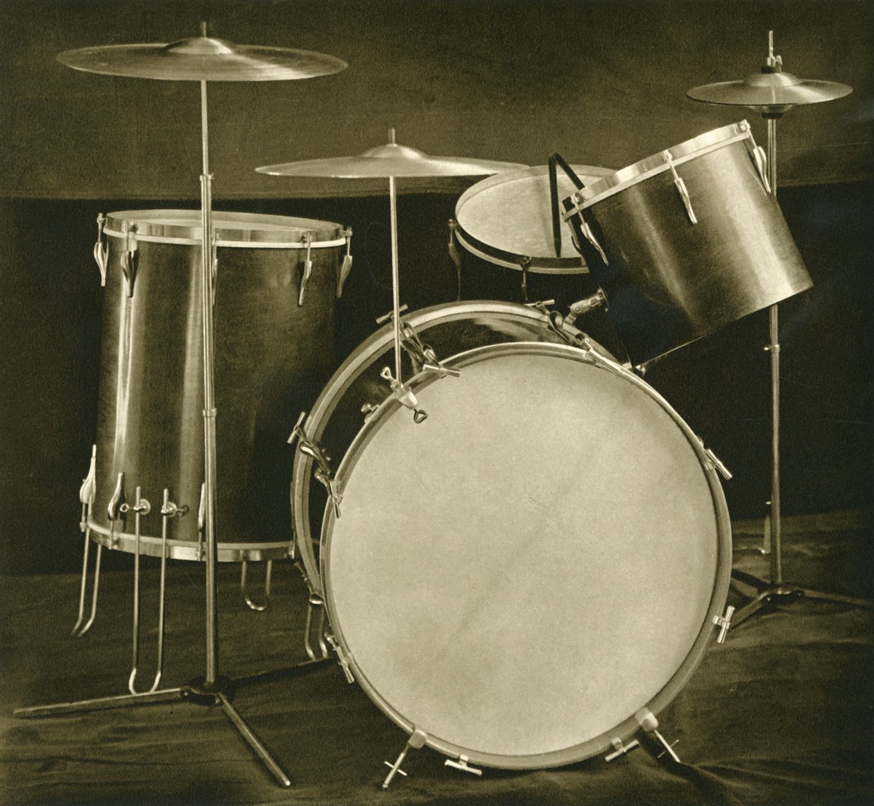 Et sett med perkusjonsinstrumenter trommer og cymbaler av tsjekkisk fabrikat, 1948 av Unbekannt