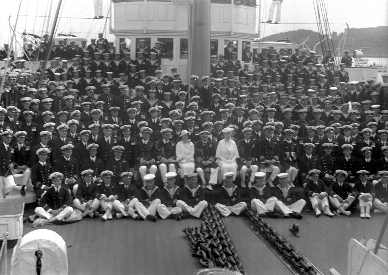 Et skipsmannskap på dekk, tidlig på 1900-tallet av Unbekannt