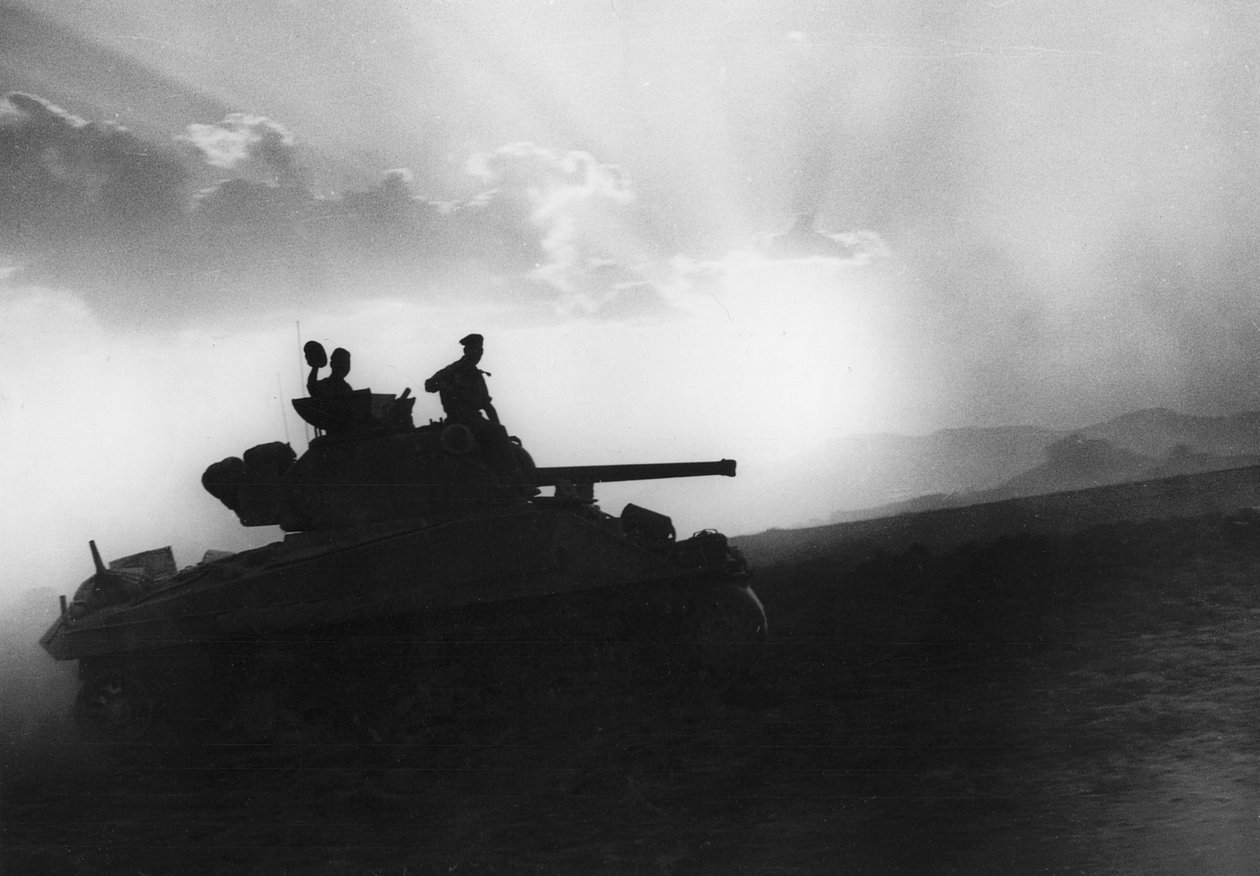 En skvadron med stridsvogner på vei til Rammacca, Sicilia, 10. juli 1943 av Unbekannt