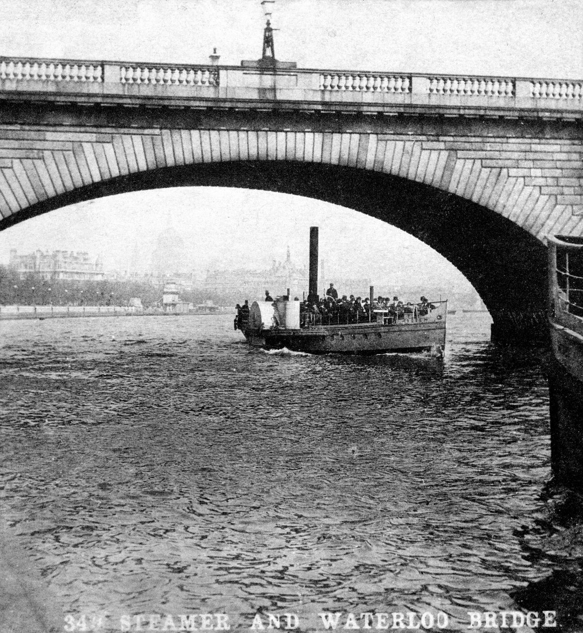 En dampbåt som passerer under Waterloo Bridge, London, tidlig på 1900-tallet av Unbekannt