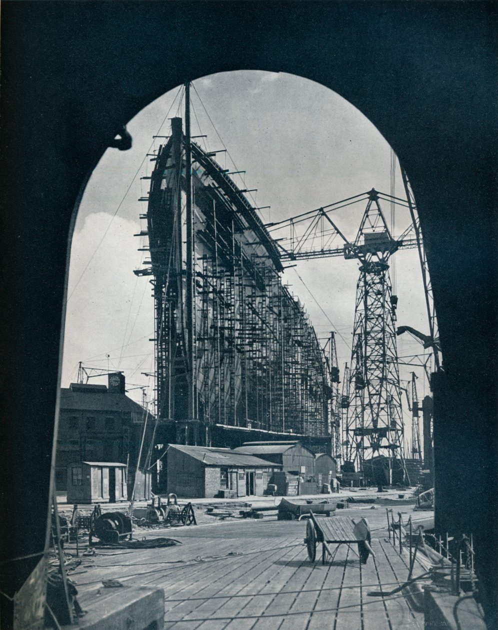 En slående baugvisning av det gigantiske Cunard-fartøyet, Queen Mary, ved Clydebank, Glasgow, 1934 av Unbekannt