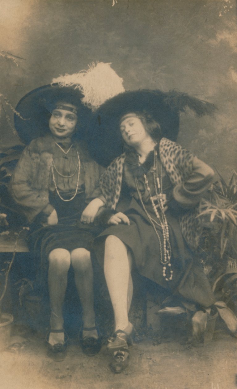 Et studiofotografi av to damer, c1910 av Unbekannt