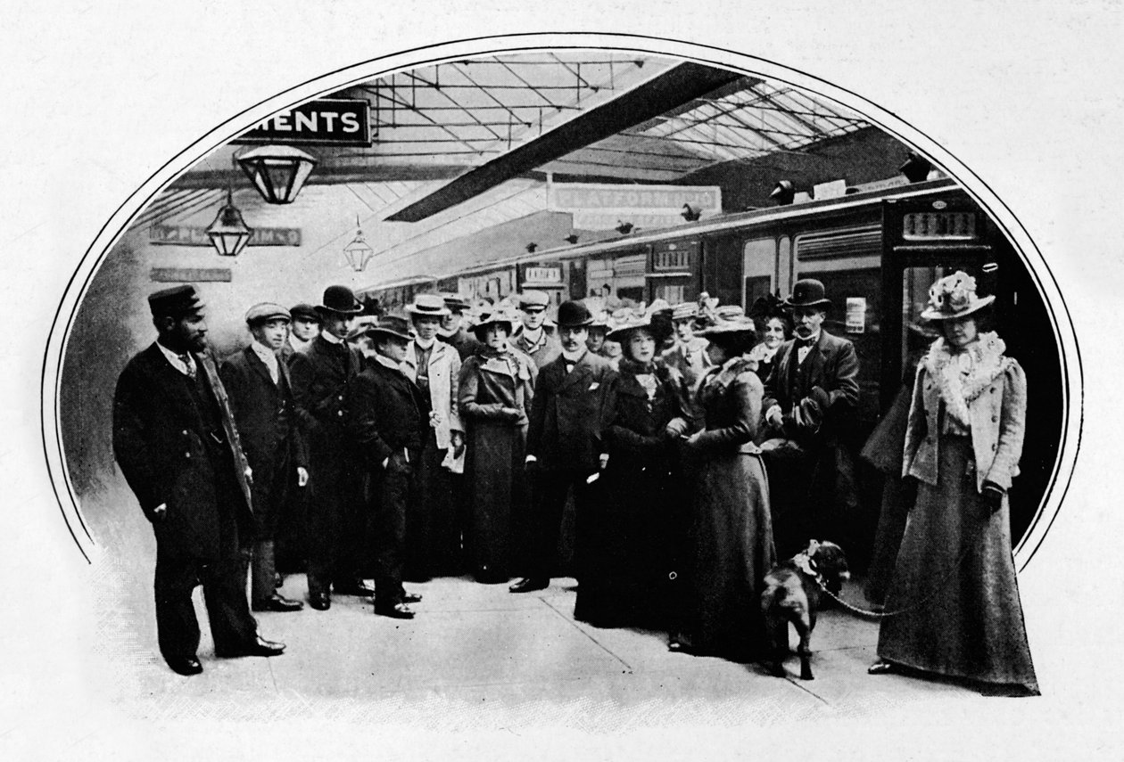 Et teaterselskap som starter på turné, Euston Station, London, c1900 1901 av Unbekannt