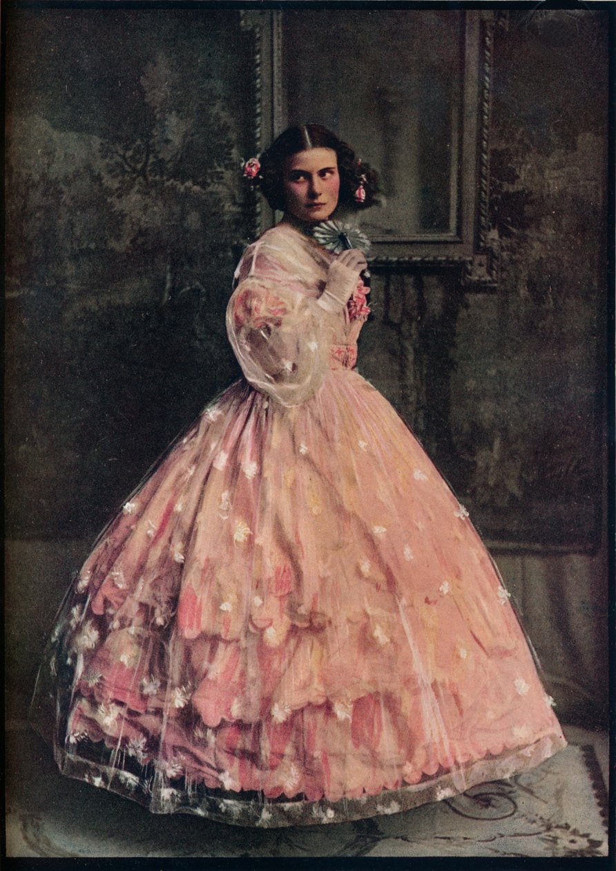 En ballkjole med tre volanger av rosa silke, med overkjole av hvitblomstret gasbind, 1850-60, c1913 av Unbekannt
