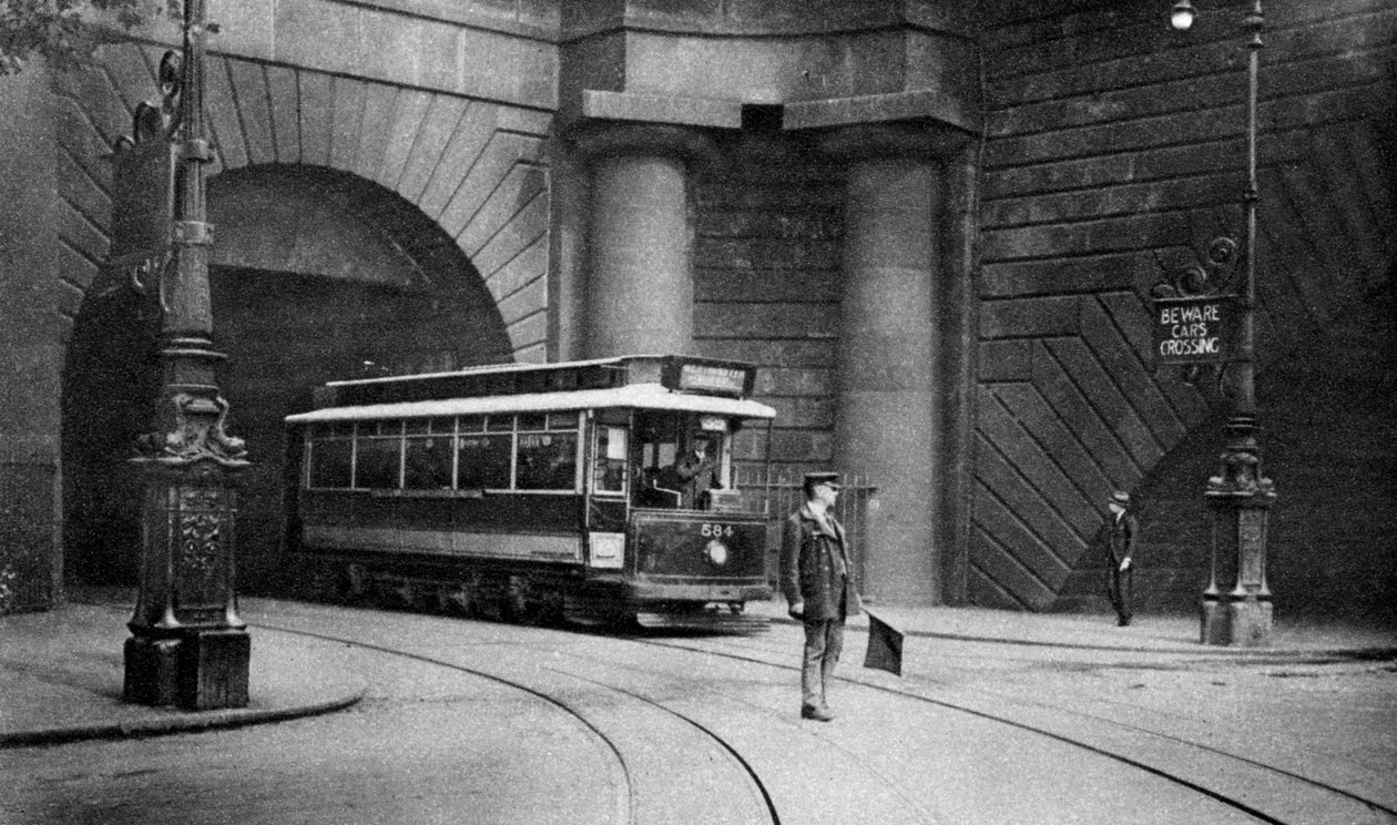 En trikk som kjører under Kingsway, Aldwych og Somerset House, London, 1926-1927 av Unbekannt