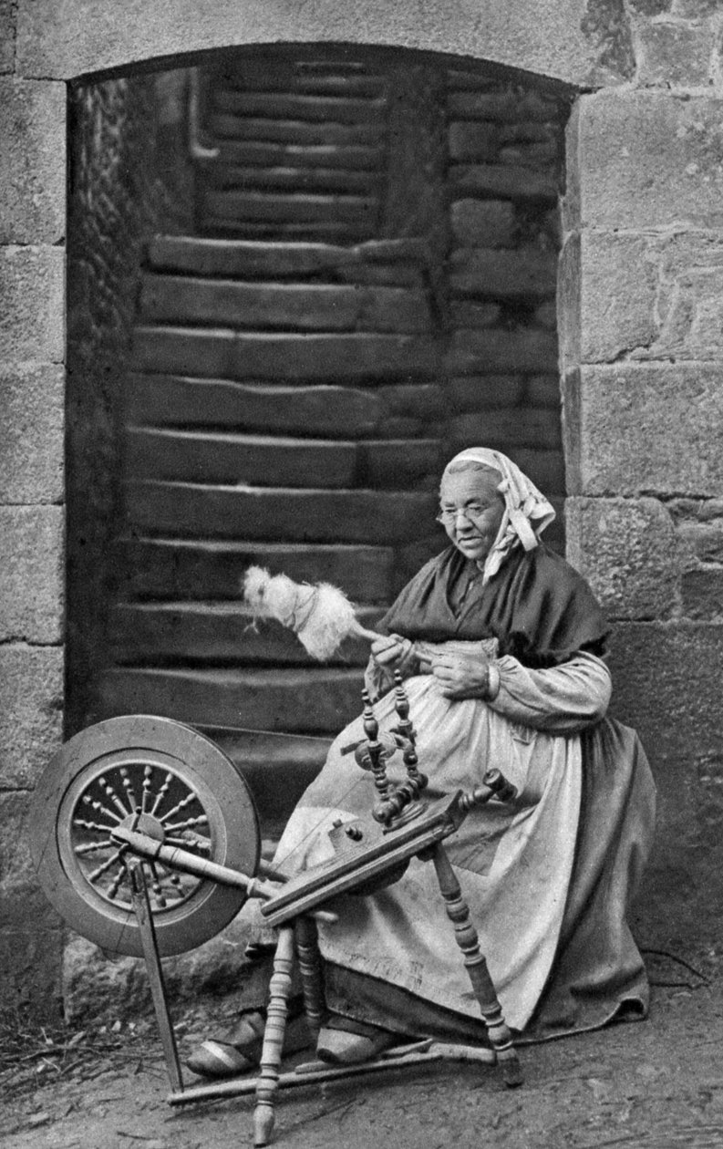 En kvinne ved et spinnende hjul, Dinan, Bretagne, Frankrike, c1922 av Unbekannt