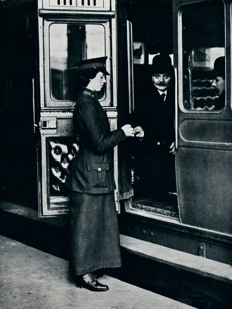 En kvinnelig billettkontrollør på jobb, c1914 av Unbekannt