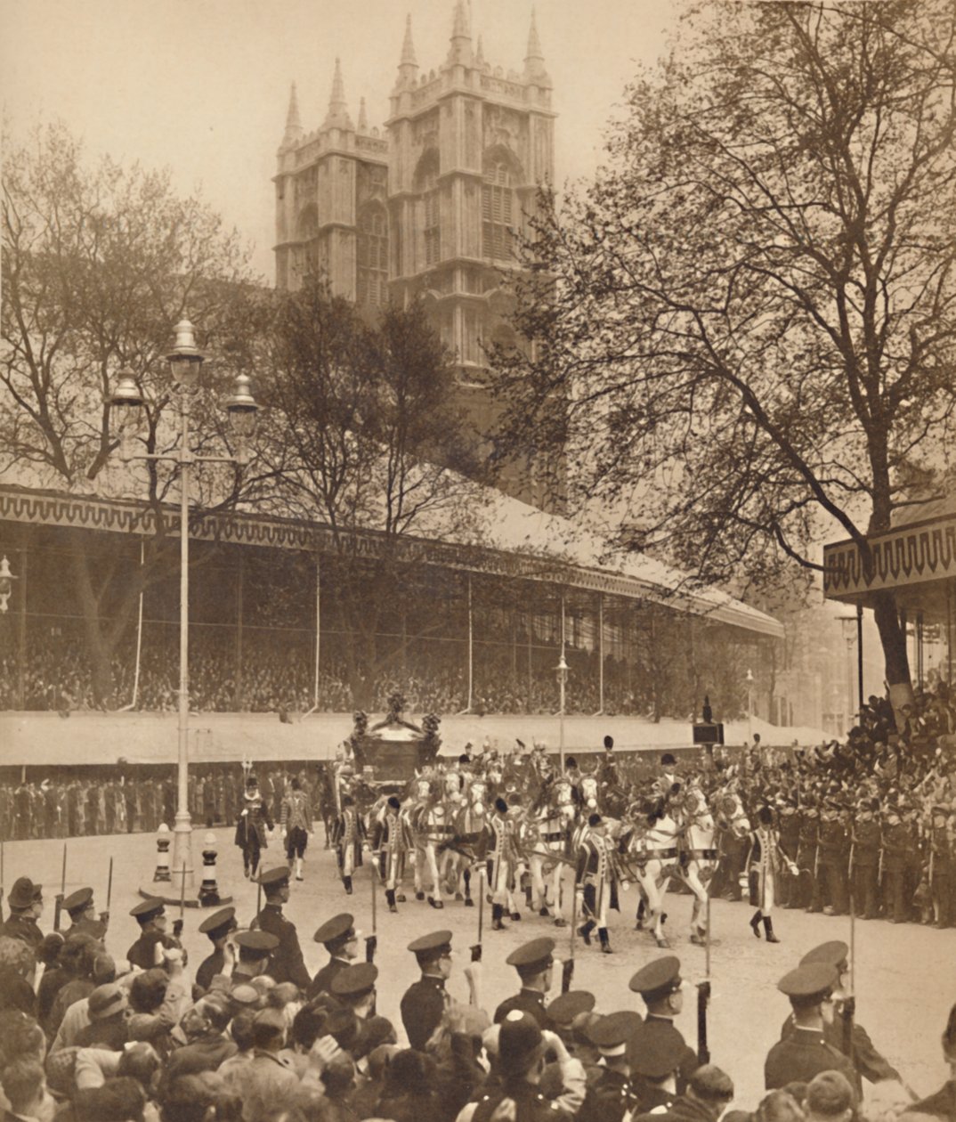Hyldet av tusenvis i Westminster, 12. mai 1937 av Unbekannt