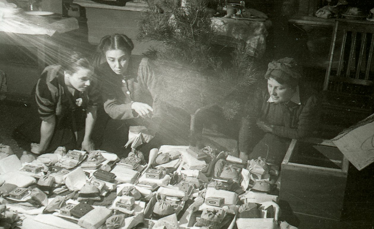 Skuespillerinner fra Moscow Art Theatre forbereder gaver til den røde hæren, USSR, 1943 av Unbekannt
