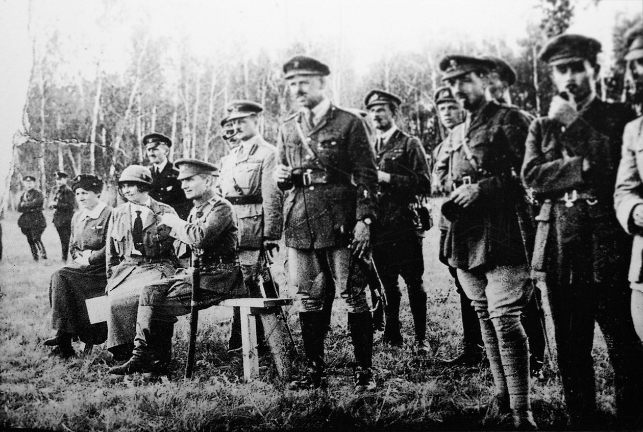 Admiral Alexander Kolchak sitter sammen med britiske offiserer på østfronten, Russland, 1918 av Unbekannt